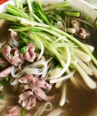Trong hình là bát phở lõi rùa tại cửa hàng phở Thành Long. Đây cũng là địa chỉ được nhiều "tín đồ mê phở" ở Hà Nội yêu thích. Quán khá bình dân nhưng chất lượng phở ổn định, rất đông khách dù không nằm trong khu trung tâm.