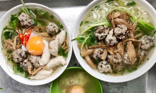 Phở tái Hiền trên đường Nguyễn Chí Thanh chuyên một loại là phở tái. Thực khách cũng không có sự chọn lựa là tái bắp, tái lõi rùa, thịt thăn mà chỉ đơn giản là phở tái. "Vị phở không có gì đặc biệt nhưng hài hoà dễ ăn, quán cực đông, có cảm giác như tất cả sự rộn ràng hối hả của Hà Nội ngày mới đều có thể gặp thấy ở đây. Cô chủ quán đeo mic như ca sĩ và trí nhớ hơn diễn viên, chưa thấy cô ấy nhầm bao giờ, thậm chí thuộc cả sở thích ít bánh, nhiều hành, nhiều thịt, nước trong của Diệu Hương", bà mẹ hai con chia sẻ.