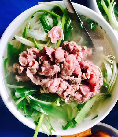 Còn với những ai mê vị thanh, ngọt của bún mọc thì hãy ghé quán ở Hàng Lược và Điện Biên Phủ. Hai quán này có vị tương đồng, ngon miệng. Giá chỉ từ 25.000 đồng một bát với đầy đủ măng mọc, ăn no bụng.