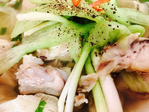 Bún móng ở sân chung cưTrần Quốc Toản. Quán sạch, có chỗ đỗ xe ôtô, bạn có thể gọi món móng giò rút xương rất ngon, nước thanh. Vợ chồng chủ quán đáng yêu.
