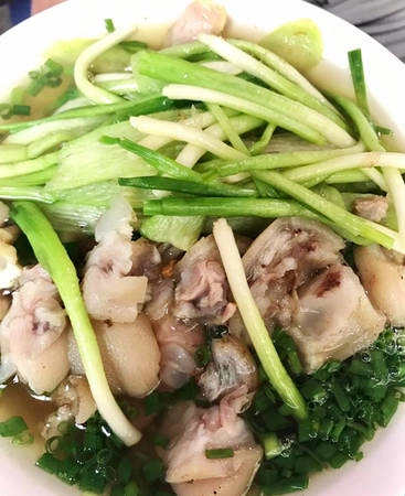 Diệu Hương "ước" có thêm chút nghệ và mùi tàu thì bát bún sẽ trở nên hoàn hảo. Bún móng giò hấp dẫn bởi nước dùng trong, ngọt thanh, ăn không bị ngấy nhưng đủ chất và no bụng.