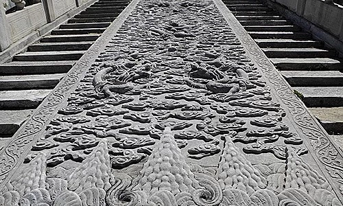 Phiến đá cẩm thạch được chạm khắc tinh xảo trước Điện Thái Hòa. Ảnh: Top China Travel.
