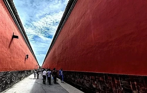 Mái ngói hoàng lưu ly và tường đỏ là điểm đặc trưng cho lối kiến trúc cung đình của Tử Cấm Thành. Ảnh: IFLY