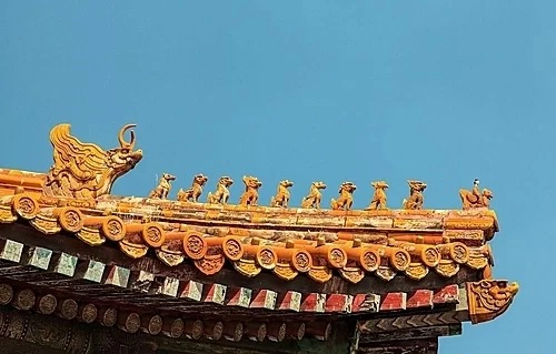 Hình rồng trang trí trên mái của cung điện gắn liền với truyền thuyết "Long sinh cửu phẩm" của người Trung Quốc. Ảnh: IFLY
