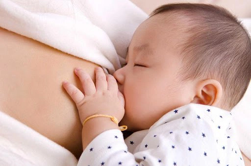 Làm thế nào để trẻ sơ sinh không lười bú sữa mẹ?