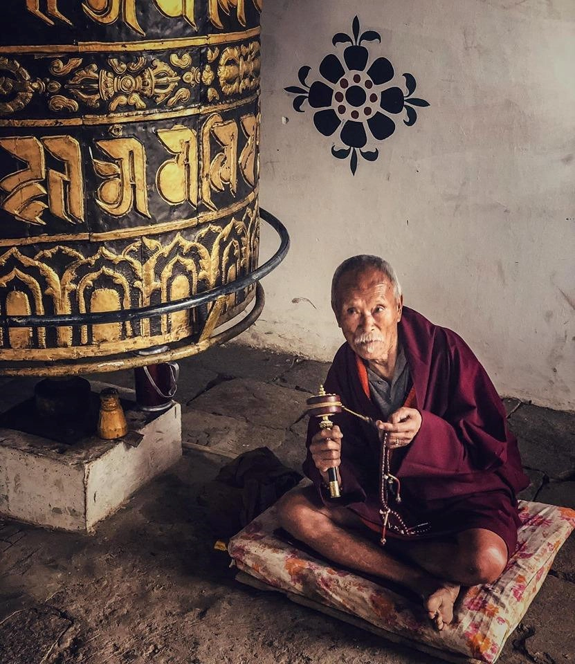 Hơn hai phần ba người dân Bhutan theo đạo Phật. Các tu viện Phật giáo nằm ở khắp nơi, nhẹ nhàng ẩn hiện trong làn khói trầm mặc. Bóng áo cà sa đỏ, khung cửa chạm trổ cầu kỳ của các mái chùa và mùi hương trầm thơm ngát được ôm trọn bởi núi rừng xanh mát khiến bất cứ ai cũng muốn một lần tìm về để gột rửa mọi vướng bận trong lòng, tận hưởng bình yên, tĩnh lặng.