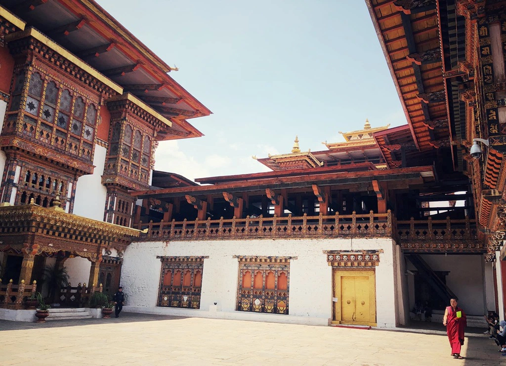 Người dân Bhutan ăn uống khá đơn giản. Hầu hết họ ăn chay. Ngay ở những nhà hàng hoặc khách sạn lớn, buffet cũng chỉ có 1-2 món thịt, 3 món rau và cơm, mì. Người dân không được phép săn bắn, kể cả việc câu cá cũng cần có giấy phép, nhưng bắt được phải phóng sinh. Các loại thịt cá phần lớn nhập khẩu từ Ấn Độ.