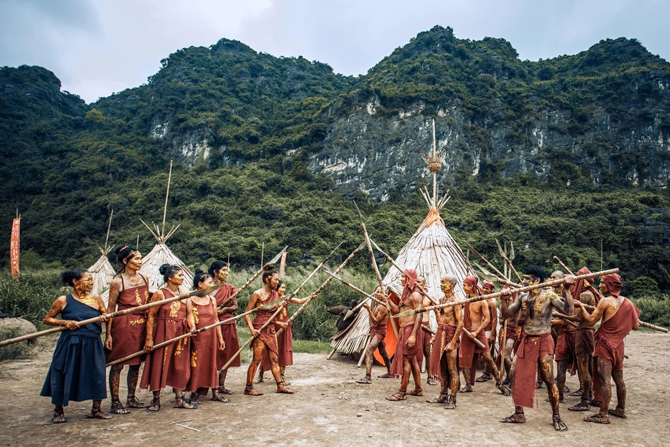 Ninh Bình: Là mảnh đất có bề dày lịch sử và văn hóa, Ninh Bình luôn là điểm đến hấp dẫn, thôi thúc du khách khám phá. Các khu du lịch chính gồm: Khu du lịch sinh thái Tràng An, khu du lịch Tam Cốc - Bích Động, cố đô Hoa Lư, chùa Bái Đính... Nằm cạnh khu danh thắng Tràng An, ngôi làng thổ dân trong phim "Đảo đầu lâu" đã được Ninh Bình phục dựng nhằm phục vụ du lịch. Ảnh: Bùi Đức Tuấn.