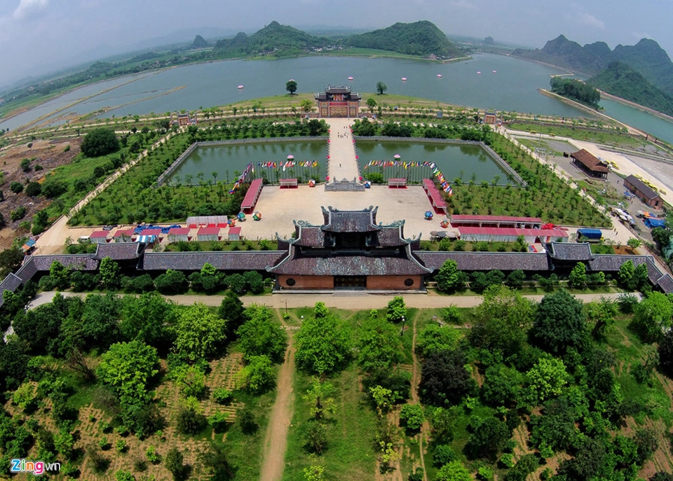 Trong ảnh là chùa Bái Đính (Ninh Bình), ngôi chùa lớn và sở hữu nhiều kỷ lục ở Việt Nam. Thiên nhiên đã ưu ái ban tặng cho Ninh Bình phong cảnh sơn thủy kỳ thú, đa sắc màu, đậm chất huyền bí. Ảnh: Mạnh Thắng