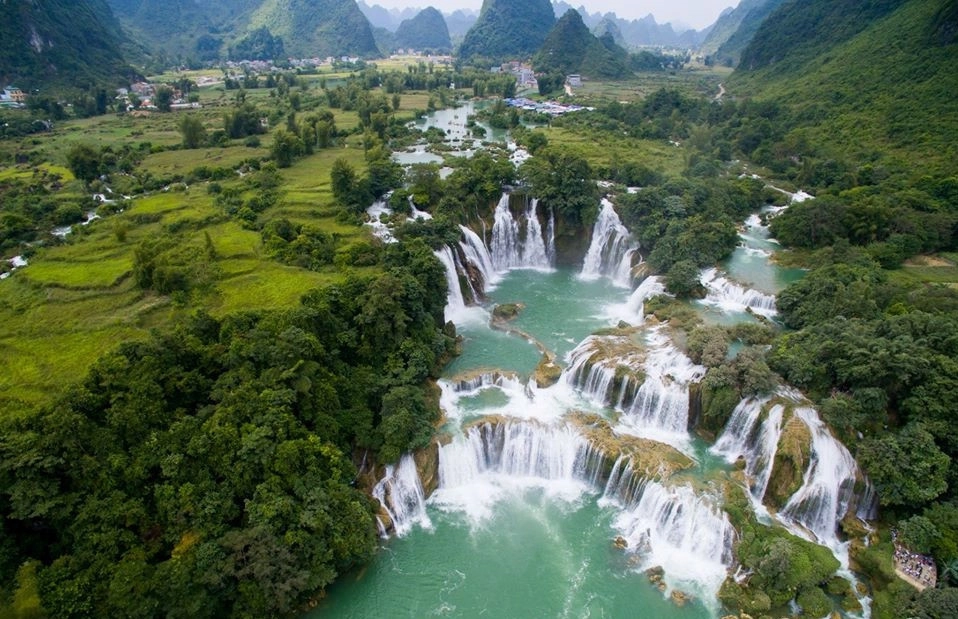 Thác Bản Giốc: Thác Bản Giốc thuộc tỉnh Cao Bằng, nằm trên đường biên giới giữa Việt Nam và Trung Quốc. Đây là một trong những danh lam thắng cảnh số một của Việt Nam và là thác lớn thứ 4 thế giới trong các thác nước nằm trên đường biên giới giữa các quốc gia, sau Niagara (Canada - Hoa Kỳ), Victoria (Zambia – Zimbabwe) và Iguazu (Brazil – Argentina). Ảnh: Trần Phương