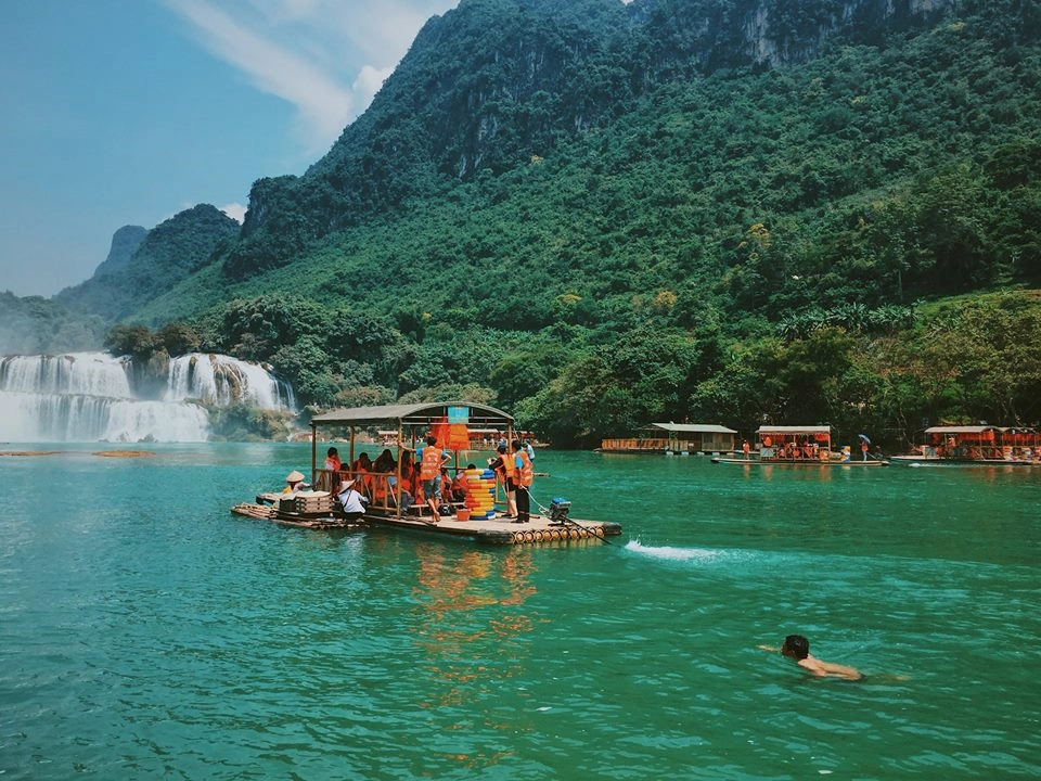Theo những người từng đến đây, thác có vẻ đẹp theo mùa. Trong dịp nghỉ lễ 30/4- 1/5 thác sẽ vào mùa khô, nước chảy êm đềm, trong xanh, khiến bạn muốn thả mình, hòa quyện vào đó. Ngoài ra, du khách có thể ngồi trên những chiếc bè nổi du ngoạn trên sông Quây Sơn. Ảnh: Tuấn Anh.