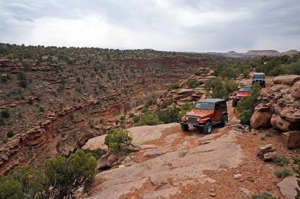 Nằm trên cao nguyên Colorado ở Utah, phía Tây nước Mỹ, giữa những vách đá đỏ của công viên quốc gia Arches và vùng sa thạch tuyệt đẹp của công viên quốc gia Canyonlands là thị trấn Moab, nơi yêu thích của nhiều du khách ưa mạo hiểm. Nằm trên cao nguyên Colorado ở Utah, phía Tây nước Mỹ, giữa những vách đá đỏ của công viên quốc gia Arches và vùng sa thạch tuyệt đẹp của công viên quốc gia Canyonlands là thị trấn Moab, nơi yêu thích của nhiều du khách ưa mạo hiểm.