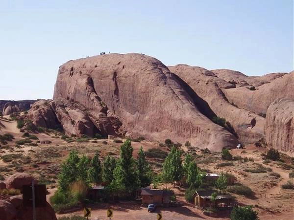 Đường đua này nhìn ra quang cảnh ngoạn mục của dãy núi La Sal, hẻm núi Negro Bill, Abyss và dòng sông Colorado. Một đường đua nổi tiếng khác trong vùng là Slickrock Bike Trail phía Đông thị trấn Moab. Đường đua này nhìn ra quang cảnh ngoạn mục của dãy núi La Sal, hẻm núi Negro Bill, Abyss và dòng sông Colorado. Một đường đua nổi tiếng khác trong vùng là Slickrock Bike Trail phía Đông thị trấn Moab.