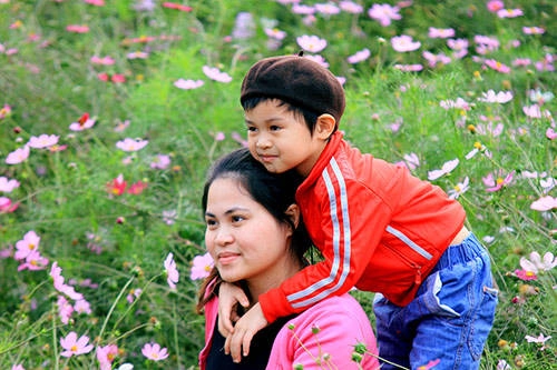 Khoảnh khắc hạnh phúc của hai mẹ con chị Nguyễn Thị Hoa (Tây Hồ, Hà Nội). Khoảnh khắc hạnh phúc của hai mẹ con chị Nguyễn Thị Hoa (Tây Hồ, Hà Nội).
