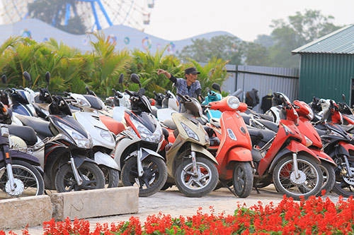 Khu vực để xe chật kín. Khu vực để xe chật kín.