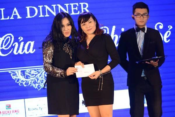 Diva Thanh Lam trao giải thưởng đến từ iVIVU.com là 2 đêm nghỉ dưỡng tại resort 5 sao trên khắp Việt Nam, dành cho nữ doanh nhân may mắn trong sự kiện.