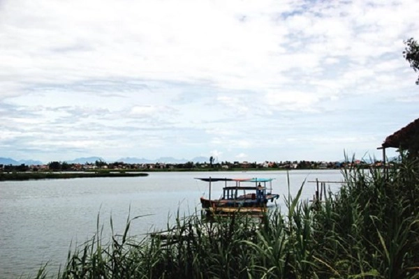 Dòng sông chảy qua làng Dòng sông chảy qua làng