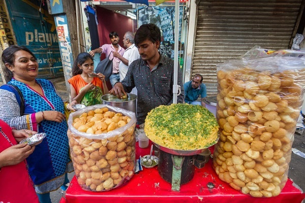 doc-dao-mon-banh-duong-pho-pani-puri-o-an-do-ma-du-khach-nao-cung-muon-mot-lan-nem-thu-ivivu-5