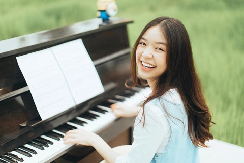 Cây đàn piano được đặt giữa cánh đồng là góc sống ảo được nhiều bạn trẻ yêu thích nhất khi đến đây. Đứng ở đây, bạn có thể sở hữu những bức hình check-in tuyệt đẹp, tựa như trong một cảnh quay ca nhạc nổi tiếng. Ảnh: Earnmnk. 