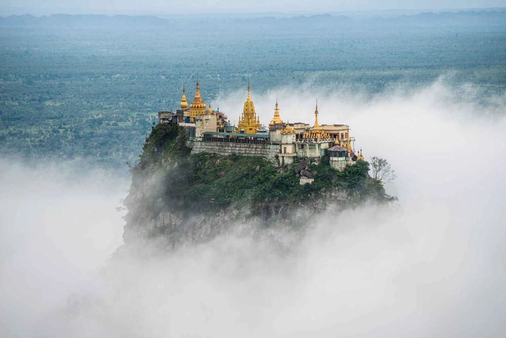 Đứng trên đỉnh Popa, ngọn núi linh thiêng nổi tiếng của Myanmar, nhìn về phía tây nam, bạn sẽ thấy Taung Kalat, tu viện dát vàng nằm ở độ cao khoảng 737 m so với mực nước biển. Du khách còn có thể được chiêm ngưỡng Taung Kalat từ sông Ayeyarwady cách đó 60 km. Ảnh: Staff Travel Voyage.