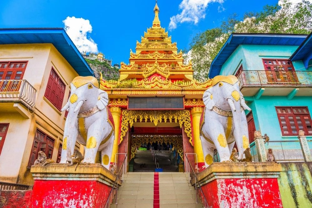 Taung Kalat trở thành địa điểm hành hương quan trọng của người dân Myanmar, là chốn để chiêm bái các nat, những linh hồn được tôn thờ ở Miến Điện. Các nhà sư hiện tại vẫn sống ở đây. Vào dịp trăng tròn, tu viện đón rất nhiều du khách hành hương dưới chân vách đá, bước qua 777 bậc thang để lên tới đỉnh núi. Ảnh: Sean Pavone.