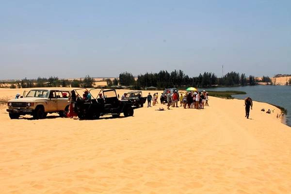 Đặt chân đến đồi cát Bàu Trắng, bạn có thể lang thang khắp các triền cát ngắm cảnh, chụp ảnh, tổ chức cắm trại giữa không gian mênh mông của thiên nhiên. Thú vị hơn, để khám phá vẻ đẹp kỳ diệu của “tiểu sa mạc còn hoang sơ” này, những ai yêu thích cảm giác mạnh có thể thuê xe địa hình giá khoảng 400.000-600.000 đồng/chiếc 2 người/20 phút. 