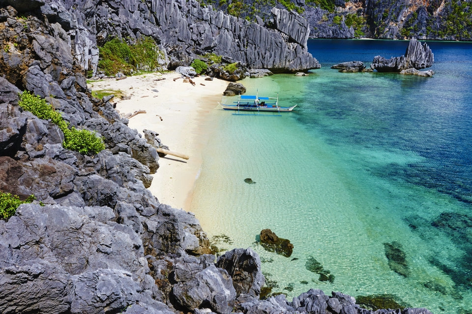 1. Palawan (Philippines): Được mệnh danh là hòn đảo ‘thiên đường’ của du lịch Philippines, nơi đây sở hữu những cảnh quan tuyệt đẹp với những rạn san hô rực rỡ, những khu rừng nhiệt đới dày đặc và hệ sinh thái vô cùng đa dạng, đặc biệt là Wi-fi ở đây rất hạn chế. 1. Palawan (Philippines): Được mệnh danh là hòn đảo ‘thiên đường’ của du lịch Philippines, nơi đây sở hữu những cảnh quan tuyệt đẹp với những rạn san hô rực rỡ, những khu rừng nhiệt đới dày đặc và hệ sinh thái vô cùng đa dạng, đặc biệt là Wi-fi ở đây rất hạn chế.