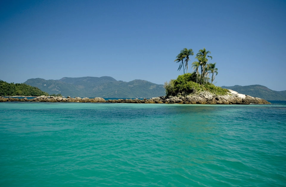 <strong>11. Ilha Grande (Brazil): </strong>lha Grande là một điểm đến du lịch nổi tiếng trên bờ biển phía Nam của bang Rio de Janeir, nơi đây là điểm đến lý tưởng cho những người muốn gần gũi với thiên nhiên, bởi rất nhiều lý do như: xe hơi không được phép di chuyển ở đây, Wi-fi hầu như không có và rất nhiều bãi biển thơ mộng. <strong>11. Ilha Grande (Brazil): </strong>lha Grande là một điểm đến du lịch nổi tiếng trên bờ biển phía Nam của bang Rio de Janeir, nơi đây là điểm đến lý tưởng cho những người muốn gần gũi với thiên nhiên, bởi rất nhiều lý do như: xe hơi không được phép di chuyển ở đây, Wi-fi hầu như không có và rất nhiều bãi biển thơ mộng.