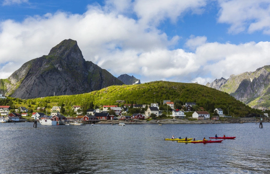 8. Reine (Na Uy): Reine, một ngôi làng đánh cá nhỏ của Na Uy, nằm trên đảo Lofoten, sẽ là một điểm đến đặc biệt dành cho những ai đang mong muốn một chuyến đi tìm về nơi bình yên, lãng mạn và tránh xa công nghệ. 8. Reine (Na Uy): Reine, một ngôi làng đánh cá nhỏ của Na Uy, nằm trên đảo Lofoten, sẽ là một điểm đến đặc biệt dành cho những ai đang mong muốn một chuyến đi tìm về nơi bình yên, lãng mạn và tránh xa công nghệ.