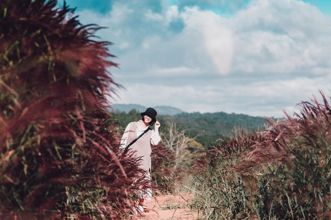 Khu này không đông du khách, đa phần là khách lưu trú tại khu nghỉ dưỡng gần đó và các đôi tình nhân đi chụp hình cưới. Từ trung tâm thành phố, bạn tìm đường đi hồ Tuyền Lâm. Đến ngã ba đi đường hầm Điêu Khắc, bạn rẽ trái, đi thêm khoảng 2 km là đến. Vé vào cổng 50.000 đồng/người.