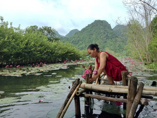 Cô Hằng trên cầu ao nhà - Ảnh: Thái Anh