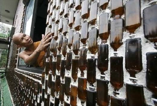 Ngày nay, khi đến Khun Han, Sisaket, bạn sẽ không còn thấy chai bia bừa bãi trên đường phố nữa. Người dân mang tất cả chai lọ không dùng nữa đến ngôi đền cho các nhà sư để họ tiếp tục trang trí ngôi chùa độc đáo này. Ngày nay, khi đến Khun Han, Sisaket, bạn sẽ không còn thấy chai bia bừa bãi trên đường phố nữa. Người dân mang tất cả chai lọ không dùng nữa đến ngôi đền cho các nhà sư để họ tiếp tục trang trí ngôi chùa độc đáo này.
