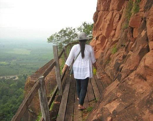 Wat Phu Tok là điểm tham quan nổi tiếng nhất tỉnh Udon Thani. Ý nghĩa của cái tên Wat Phu Tok có nghĩa là ngôi chùa trên núi bàn, mặc dù địa hình ở đây giống đồi thấp hơn là núi. Wat Phu Tok là điểm tham quan nổi tiếng nhất tỉnh Udon Thani. Ý nghĩa của cái tên Wat Phu Tok có nghĩa là ngôi chùa trên núi bàn, mặc dù địa hình ở đây giống đồi thấp hơn là núi.