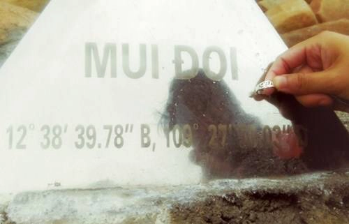 Chạm tay vào cột mốc được cho là cực Đông của Tổ quốc Chạm tay vào cột mốc được cho là cực Đông của Tổ quốc