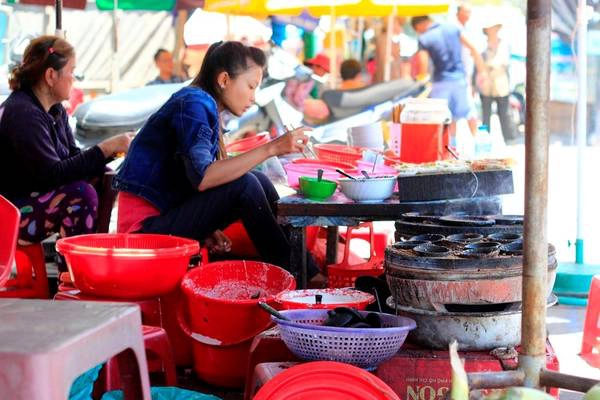 Xế chiều, sau khi lang thang khám phá cảnh đẹp của đảo, bạn có thể ghé hàng quán ven đường và thưởng thức các món ăn vặt của người dân địa phương ngon bổ rẻ như bánh canh, bánh căn tôm mực, bánh căn trứng, ốc, bánh tráng mắm ruốc, cuốn nem... Giá từ 3.000-20.000 đồng/cái.