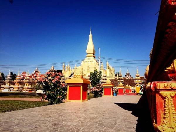 That Luang là ngôi chùa dát vàng nổi tiếng tại Thủ đô Vientiane, Lào. Từ Hà Nội, bạn có thể đặt xe khách, đi theo quốc lộ 8A, qua cửa khẩu Cầu Treo (Hà Tĩnh) để tới thủ đô Lào. Đây là công trình công phu, sở hữu khối tháp lớn uy nghi, vươn lên như một mũi tên và đài sen hình xuồng làm đế. Ảnh: Ex Pisit.