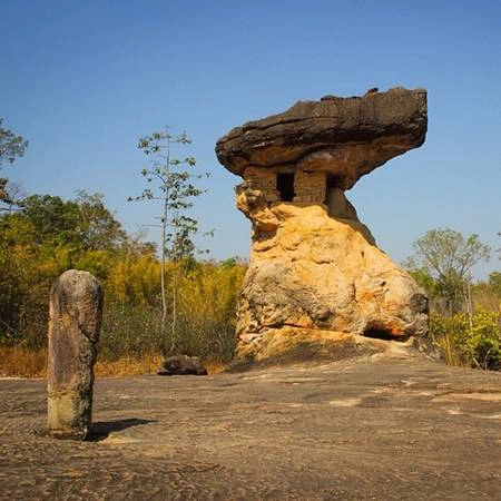 Di tích chân thánh Phra Phutthabat Bua Bok cao 40 m, nằm tại quận Ban Phue, tỉnh Udon Thani, đông bắc Thái Lan. Để tới đây, bạn đi xe từ Vientiane , thời gian ước tính khoảng 2 giờ. Ảnh: Originalchamp/Instagram.