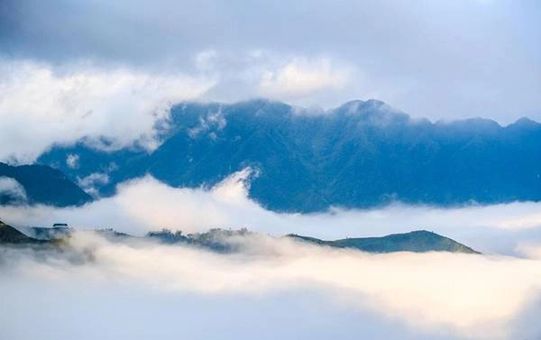 Trên hành trình khám phá Hà Giang, du khách còn được đi qua những cánh rừng thông trải dài trên các mảnh đồi, bao bọc thị trấn Yên Minh quanh năm khí hậu mát mẻ. Nếu may mắn, bạn có thể bắt gặp những thung lũng mây bồng bềnh vào sáng sớm.