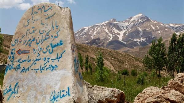 Khu nghỉ dưỡng cuối cùng: Hầu như mọi người không biết Iran có nhiều tuyết và vùng trượt tuyết đẳng cấp quốc tế. Dù phần lớn mọi người trượt tuyết đều tới núi Alborz, phía bắc Tehran, thì ngôi làng Chelgre nằm trước các sông băng lại trở thành khu nghỉ trầm lặng suốt từ tháng 11 tới tháng 4 năm sau.  Hình vẽ lên phiến đá trước làng có nghĩa là: "Nhà hàng Baba Haje. Kebab từ thịt cừu non, kebab gà, dizi (thịt hầm kiểu Iran), sữa, sữa chua, nước nóng. Chúng tôi vui mừng đón chào quý khách". 
