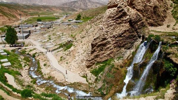 Những dòng thác kỳ lạ: Thác Sheikh Khan dài 9 km nằm sau Chelgre là một trong những thác nước ở Zard-Kuh. Mặc dù nhóm của Ian không còn đi trong sa mạc nữa, cao nguyên ở đây vẫn còn những khu vực bị xói mòn, xen lẫn đất cát và vùng cỏ mọc xanh tốt. Khung cảnh đối nghịch trước mặt, bên cạnh dòng thác chảy từ trên cao thì cái nóng thiêu đốt của hoang mạc vẫn còn. Sau khi đổ đầy các chai nước dự trữ, đoàn của Ian lên đường đi tiếp.