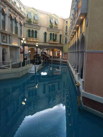 Sông Venice và chiếc thuyền mang tên gondola là những hình ảnh quen thuộc của Italy. Tuy nhiên không cần phải đến châu Âu mà ngay tại khách sạn Venetian, Macau, du khách cũng có thể trải nghiệm cảm giác này. Sông Venice và chiếc thuyền mang tên gondola là những hình ảnh quen thuộc của Italy. Tuy nhiên không cần phải đến châu Âu mà ngay tại khách sạn Venetian, Macau, du khách cũng có thể trải nghiệm cảm giác này.