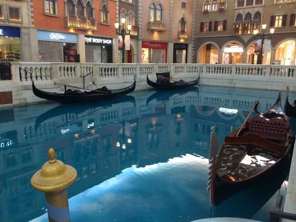Có 3 đoạn kênh nhân tạo tọa lạc tại tầng 3 của khách sạn gồm San Luca, Marco Polo và Grand Canal. Mỗi đoạn kênh dài chừng vài trăm mét và đều có các gondola đậu chờ đón khách. Có 3 đoạn kênh nhân tạo tọa lạc tại tầng 3 của khách sạn gồm San Luca, Marco Polo và Grand Canal. Mỗi đoạn kênh dài chừng vài trăm mét và đều có các gondola đậu chờ đón khách.