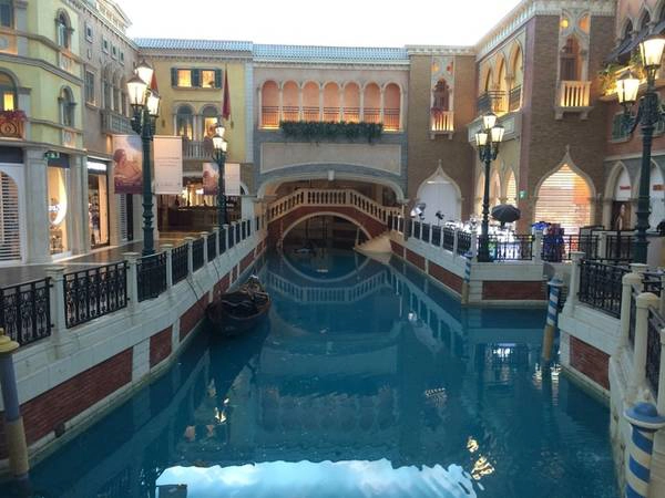 Du khách có thể thử trải nghiệm ngồi gondola lướt giữa dòng kênh Venice nhân tạo này với giá 98-128 MOP (260.000 - 350.000 đồng) một người. Du khách có thể thử trải nghiệm ngồi gondola lướt giữa dòng kênh Venice nhân tạo này với giá 98-128 MOP (260.000 - 350.000 đồng) một người.