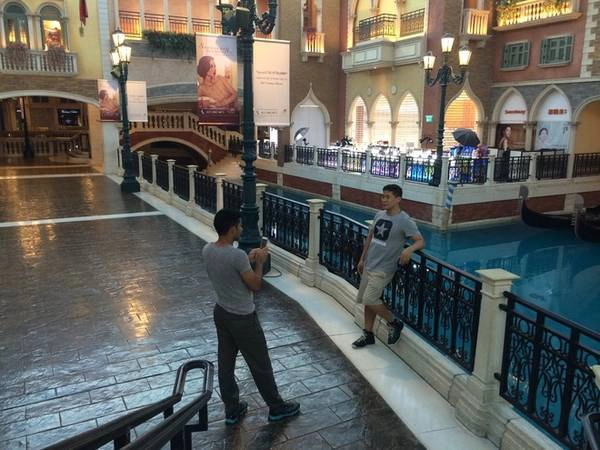 Dù các cửa hàng và thuyền hoạt động đến 22h nhưng Venetian mở cửa cho du khách tham quan cả ngày lẫn đêm. Dù các cửa hàng và thuyền hoạt động đến 22h nhưng Venetian mở cửa cho du khách tham quan cả ngày lẫn đêm.