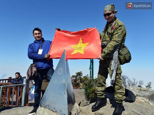 Sau khi hoàn thành 600 bậc thang từ nhà ga lên đỉnh, khách sẽ được chạm tay vào cột mốc đáng mơ ước này.