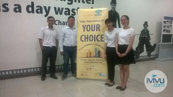 Anh Nguyễn Minh Bảo, Project Manager tại iVIVU.com (thứ 2 từ trái sang) chụp ảnh kỷ niệm với nhóm LALA. Anh Nguyễn Minh Bảo, Project Manager tại iVIVU.com (thứ 2 từ trái sang) chụp ảnh kỷ niệm với nhóm LALA.