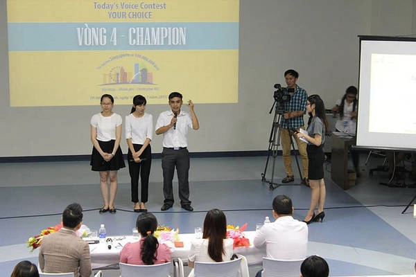 Nguyễn Thị Mỹ Liên, Nguyễn Thị Lê và Nguyễn Hoàng Anh (từ trái qua) – nhóm xuất sắc giành giải thưởng chung cuộc. Nguyễn Thị Mỹ Liên, Nguyễn Thị Lê và Nguyễn Hoàng Anh (từ trái qua) – nhóm xuất sắc giành giải thưởng chung cuộc.