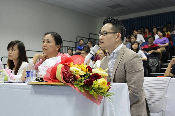 Ông Robert Trần, Tổng Giám đốc Tập đoàn Tư vấn Chiến lược Robenny khu vực châu Á-Thái Bình Dương, giám khảo cuộc thi nhận xét về dự án của nhóm. Ông Robert Trần, Tổng Giám đốc Tập đoàn Tư vấn Chiến lược Robenny khu vực châu Á-Thái Bình Dương, giám khảo cuộc thi nhận xét về dự án của nhóm.