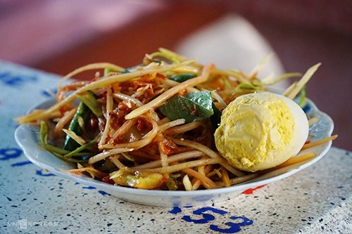 Đu đủ đâm là một đặc sản nổi tiếng của người Khmer ở huyện Tri Tôn. Ảnh: Di Vỹ. Đu đủ đâm là một đặc sản nổi tiếng của người Khmer ở huyện Tri Tôn. Ảnh: Di Vỹ.