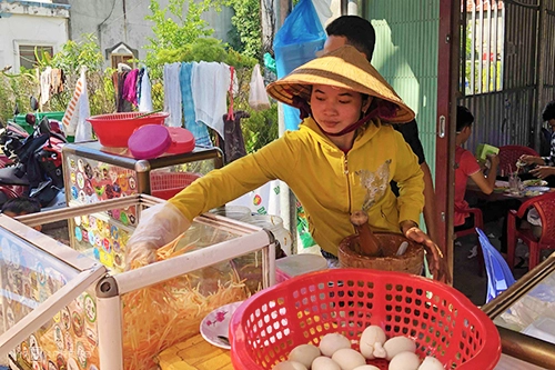 Món ăn thường được bán vào buổi chiều, phổ biến các chợ địa phương. Ảnh: Di Vỹ. Món ăn thường được bán vào buổi chiều, phổ biến các chợ địa phương. Ảnh: Di Vỹ.